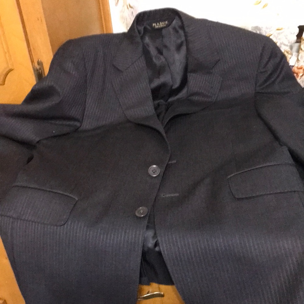 Size 38 sh Jos A Bank.  Men’s suit.  Charcoal Grey.  Gently worn.